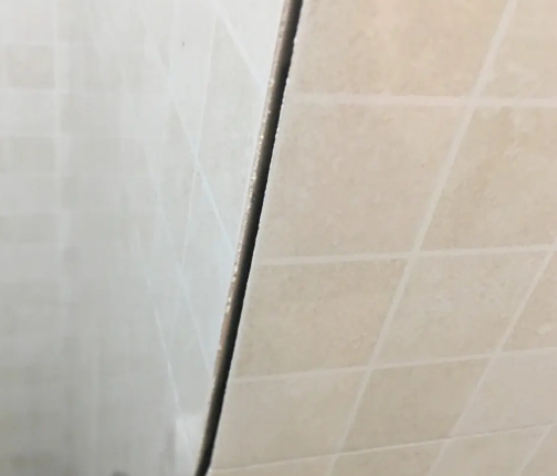 黄骅瓷砖空鼓维修公司分享阳台瓷砖脱落的修复过程可以分为以下几个步骤