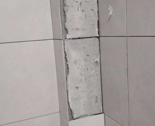 黄骅瓷砖空鼓维修公司分享下瓷砖施工前基层浇水润湿程度不足，可能导致以下问题